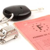 Permis de conduire et clé de voiture 